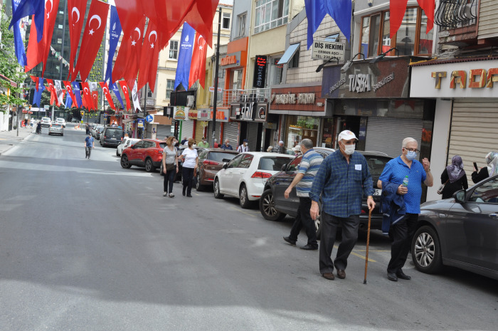 65 YAŞ ÜSTÜ SOKAKLARA AKIN ETTİ