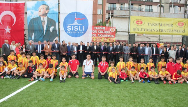 TAKSİM SPOR KULÜBÜ 85. YILINDA YENİLENEN HALI SAHASI COŞKUYLA AÇILDI